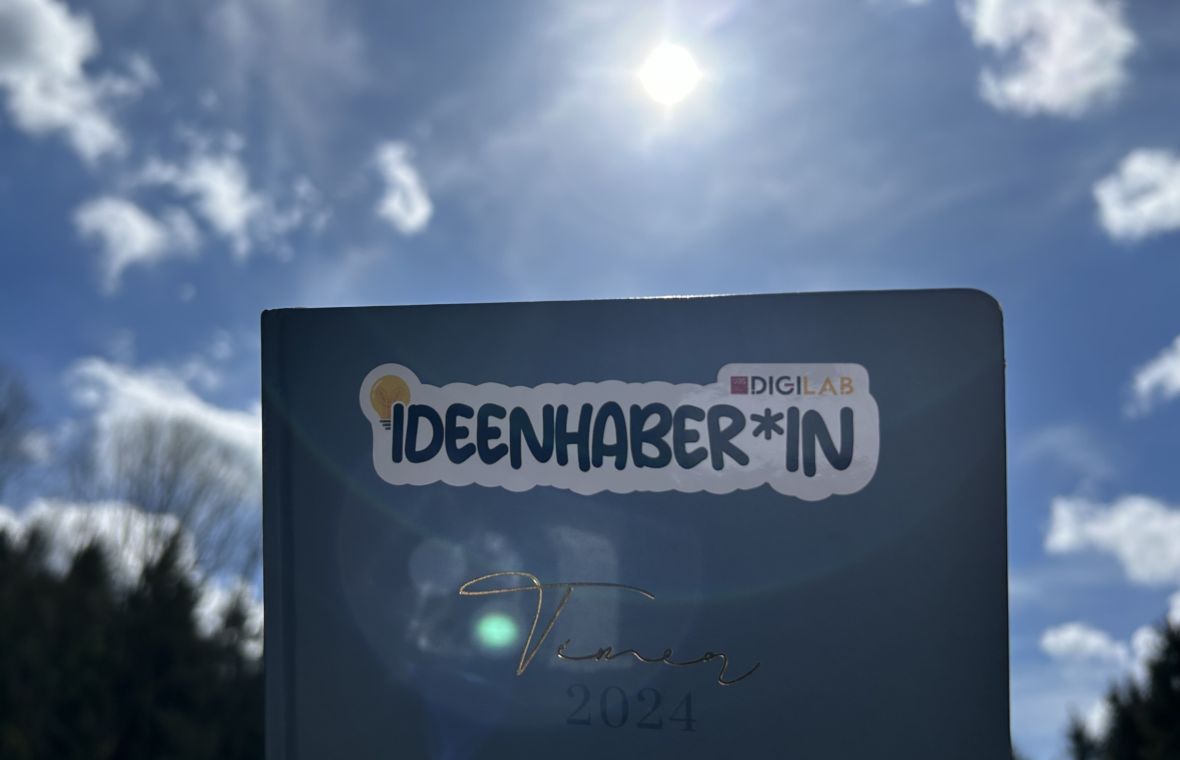 Im Vordergrund des Bildes befindet sich ein Kalender, auf dem