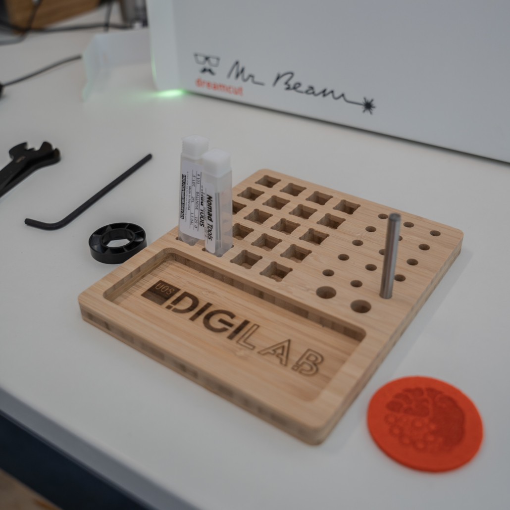 Mit Lasercutter produziertes Holzbrett