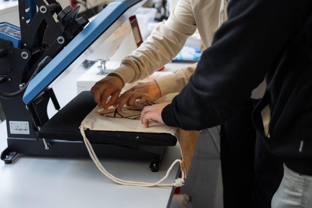 Jutebeutel wird mit einem Laserplotter bedruckt