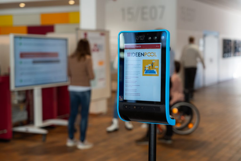 Teleroboter mit Ideenpool-Website auf dem Bildschirm