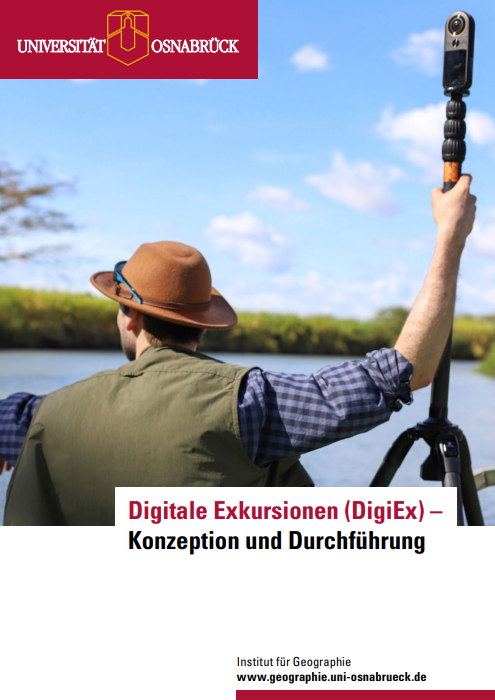 Mann schaut auf einen See und hält ein Messgerät in der Hand