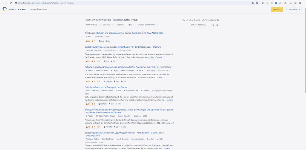 Auf dem Bild ist die Startseite des KI-Tools 'Semantic Scholar' zu sehen. Auf dem Bild sieht man in der Mitte ein Eingabefeld, mit dem wissenschaftliche Literatur und Quellen gesucht werden können. In der Suchleiste wird ein oder es werden mehrere Suchbegriffe eingegeben, sodass die KI alle zugehörigen Publikationen auflistet.